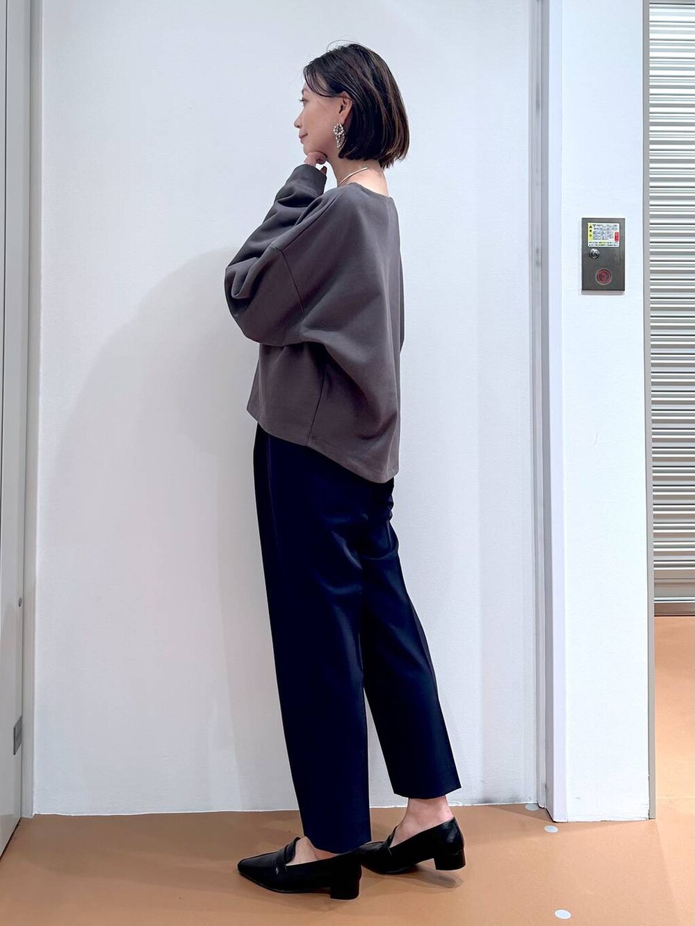 ブルー系のその他パンツ、ブラック系のローファー、シルバー系のハンドバッグを着用したレディースの秋コーディネートの3枚目の写真