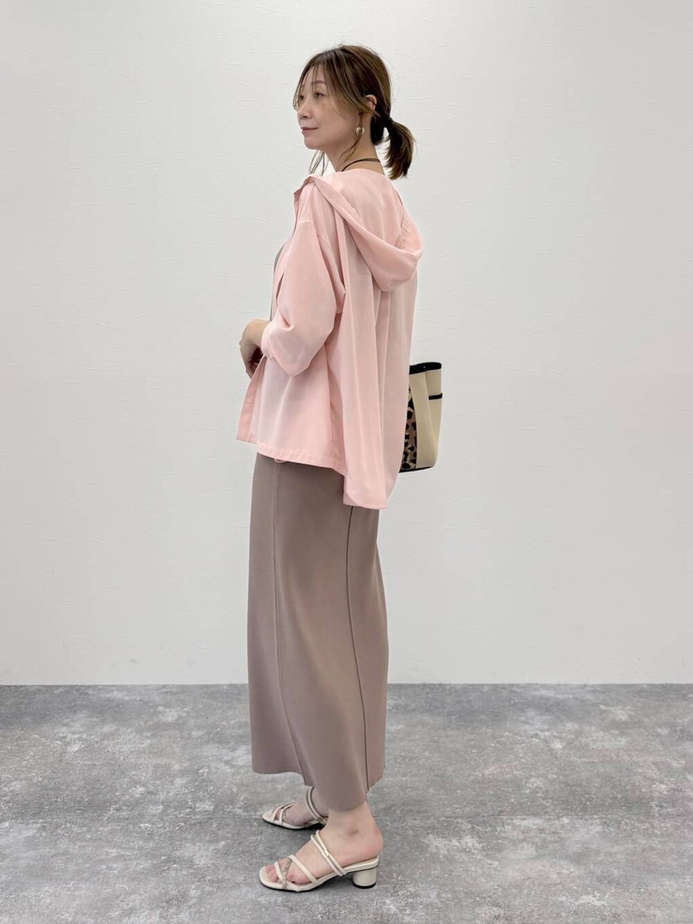 ピンク系のシャツ/ブラウス、ホワイト系のトートバッグ、ベージュ系のワンピースを着用したレディースの春コーディネートの3枚目の写真