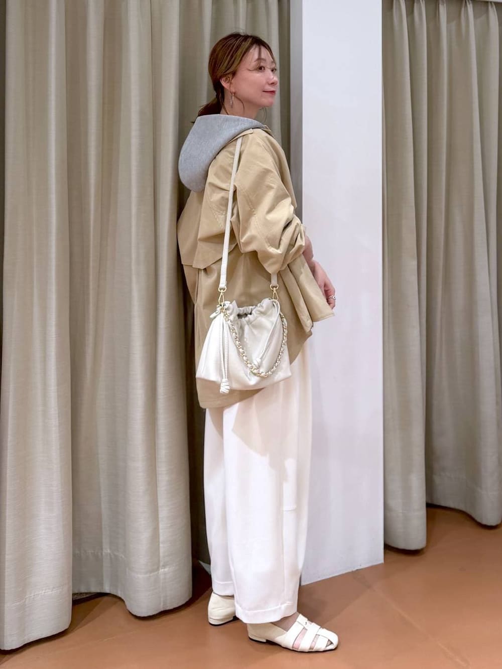 ホワイト系のハンドバッグ、グレー系のパーカー、ホワイト系のその他パンツを着用したレディースの春コーディネートの5枚目の写真