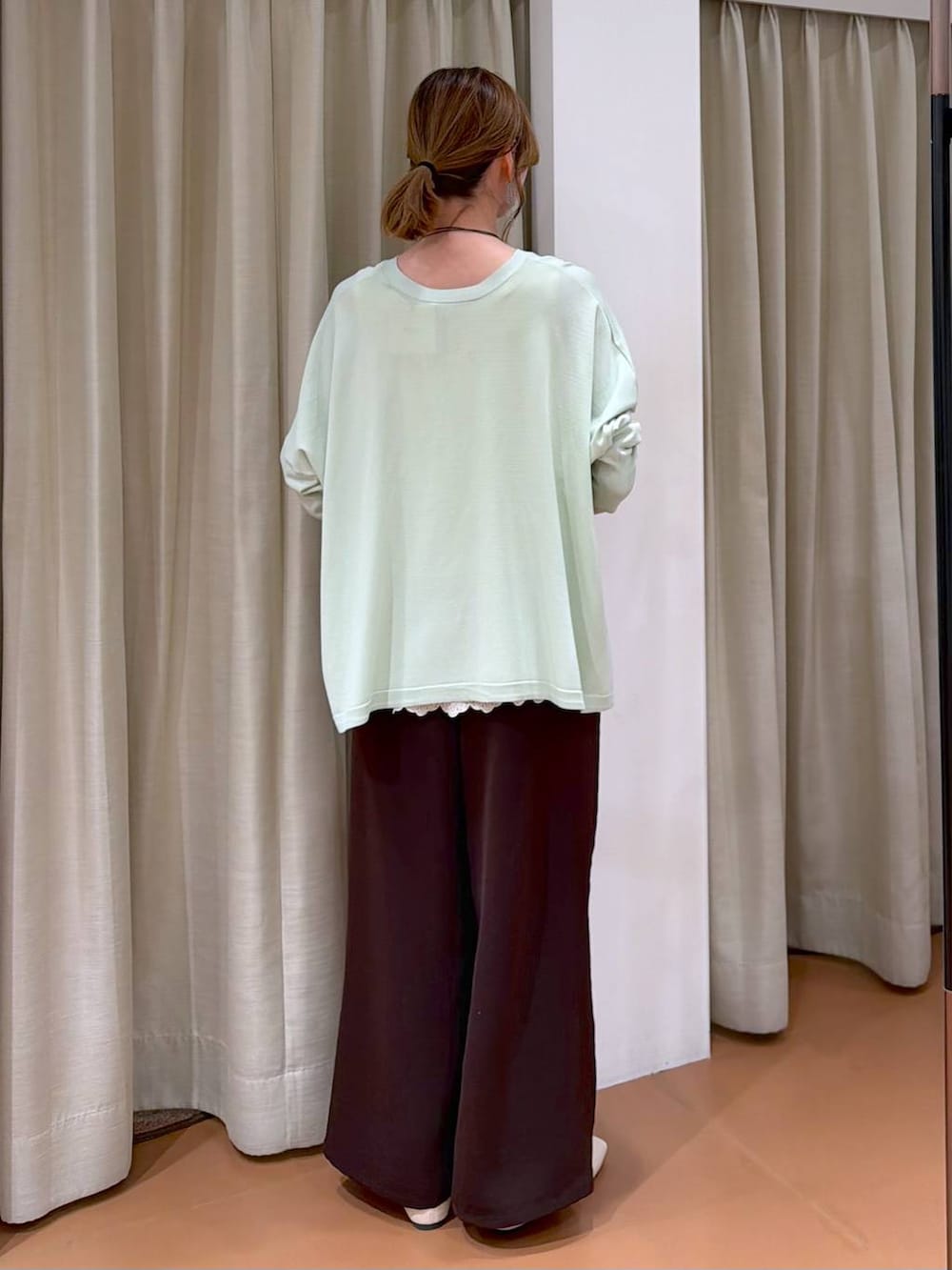 ホワイト系のパンプス、ホワイト系のタンクトップ、ホワイト系のトートバッグを着用したレディースの春コーディネートの8枚目の写真