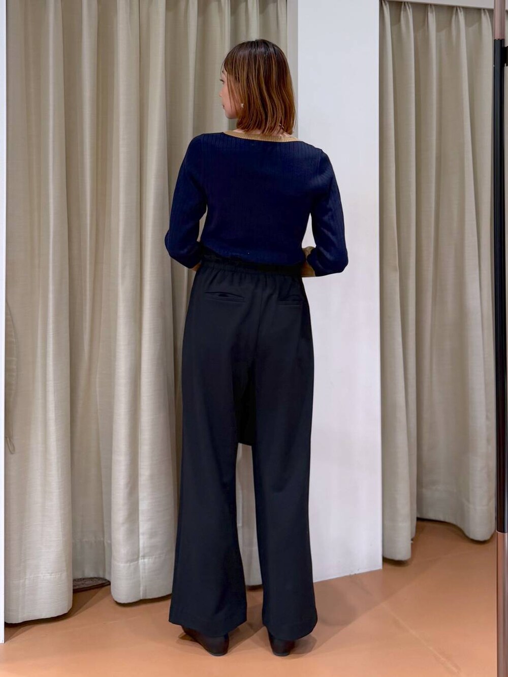 ブラック系のその他パンツ、ブラック系のパンプス、ブルー系のニット/セーターを着用したレディースの冬コーディネートの4枚目の写真