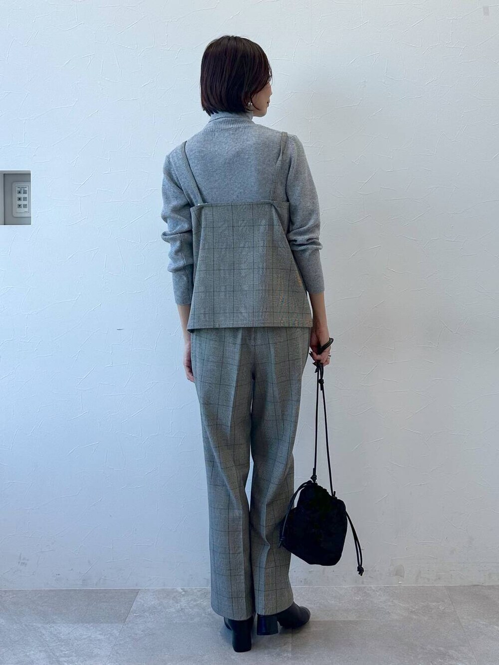 ブラック系のブーツ、グレー系のニット/セーターを着用したレディースの冬コーディネートの4枚目の写真