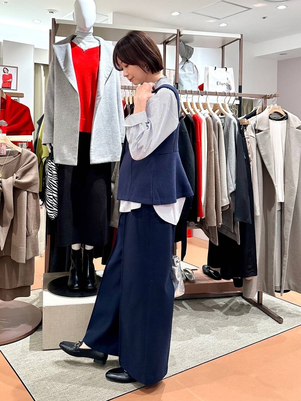 ブルー系のその他パンツ、ブルー系のシャツ/ブラウス、ブラック系のローファーを着用したレディースの冬コーディネートの3枚目の写真