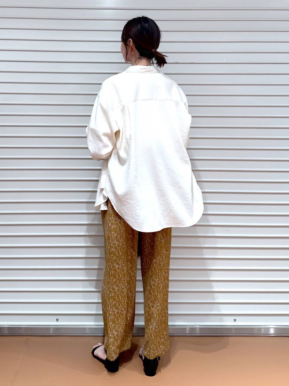 ホワイト系のシャツ/ブラウス、ブラウン系のその他パンツ、ブラック系のサンダルを着用したレディースの夏コーディネートの4枚目の写真