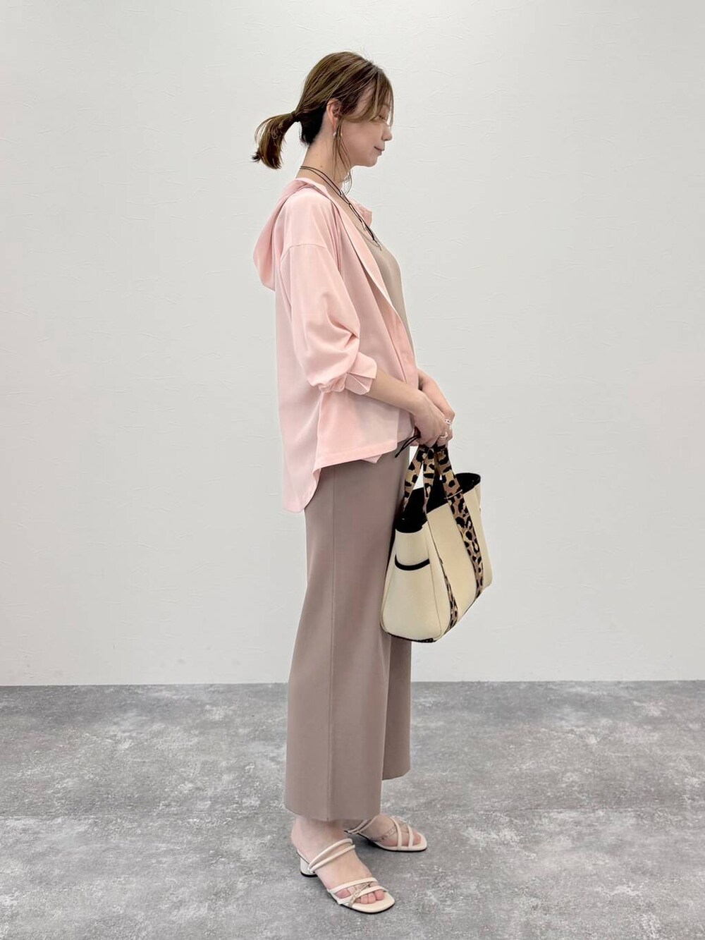 ピンク系のシャツ/ブラウス、ホワイト系のトートバッグ、ベージュ系のワンピースを着用したレディースの春コーディネートの5枚目の写真