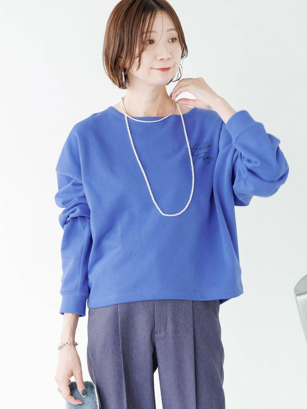 シルバー系のローファー、ブルー系のデニムパンツを着用したレディースの秋コーディネートの7枚目の写真