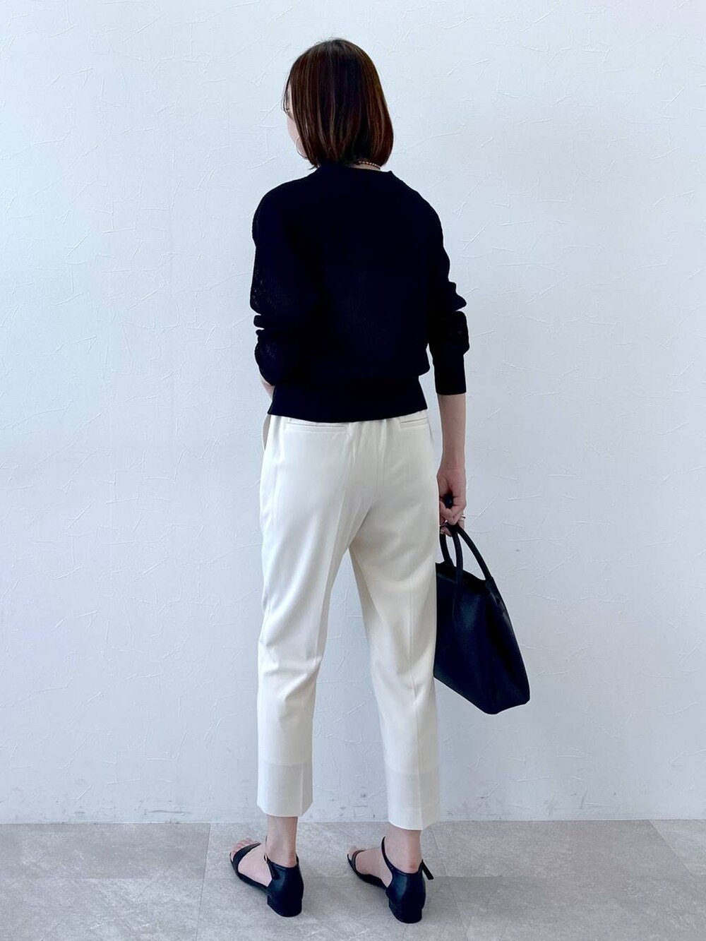 ホワイト系のその他パンツ、ホワイト系のその他パンツ、ブラック系のサンダルを着用したレディースの夏コーディネートの4枚目の写真