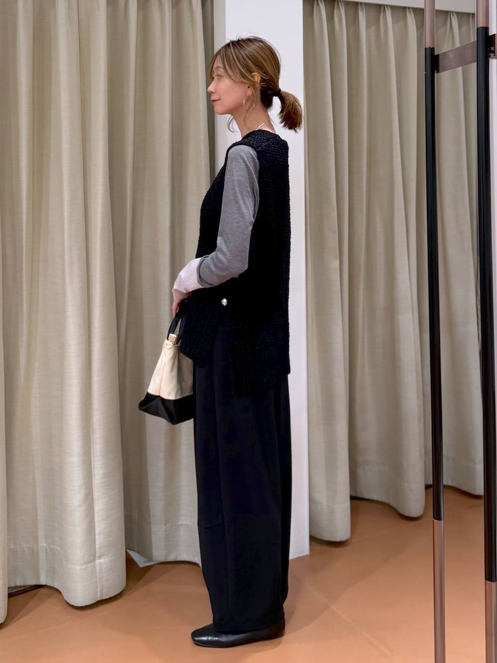 ブラック系のパンプス、ブラック系のその他パンツ、ブラック系のベストを着用したレディースの春コーディネートの3枚目の写真