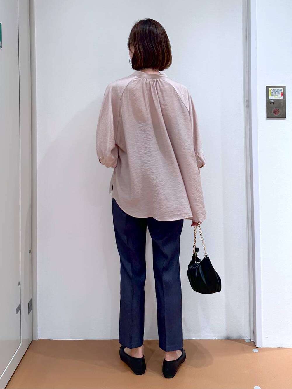 ベージュ系のシャツ/ブラウス、ブラック系のパンプス、ブルー系のデニムパンツを着用したレディースの秋コーディネートの4枚目の写真