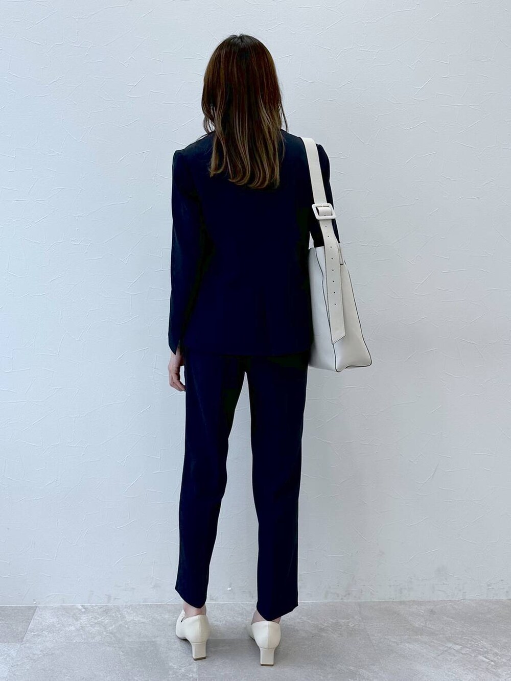 ブルー系のその他パンツ、ブルー系のその他パンツ、ブルー系のテーラードジャケットを着用したレディースの冬コーディネートの3枚目の写真