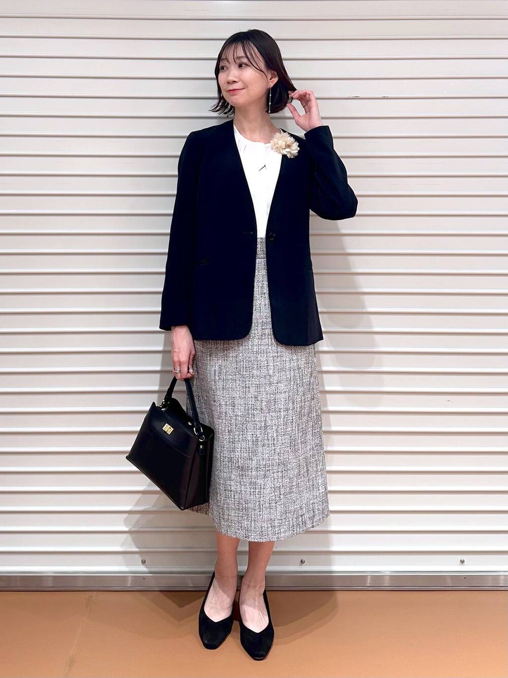 ホワイト系のシャツ/ブラウス、ホワイト系のスカート、ブルー系のノーカラージャケットを着用したレディースの春コーディネートの2枚目の写真