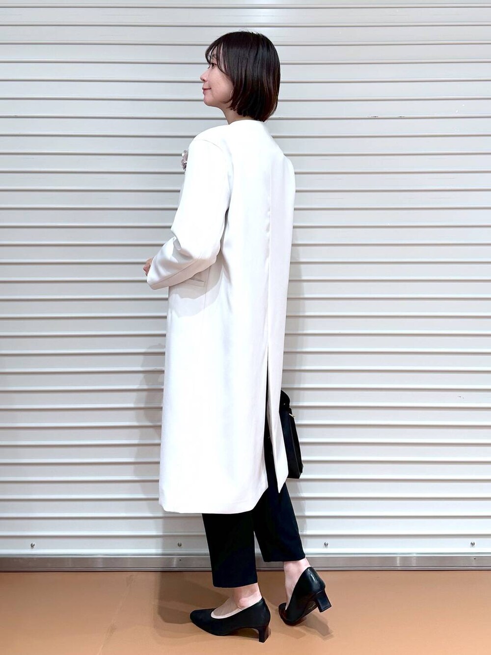 ブラック系のショルダーバッグ、ブラック系のその他パンツ、ブラック系のシャツ/ブラウスを着用したレディースの冬コーディネートの2枚目の写真