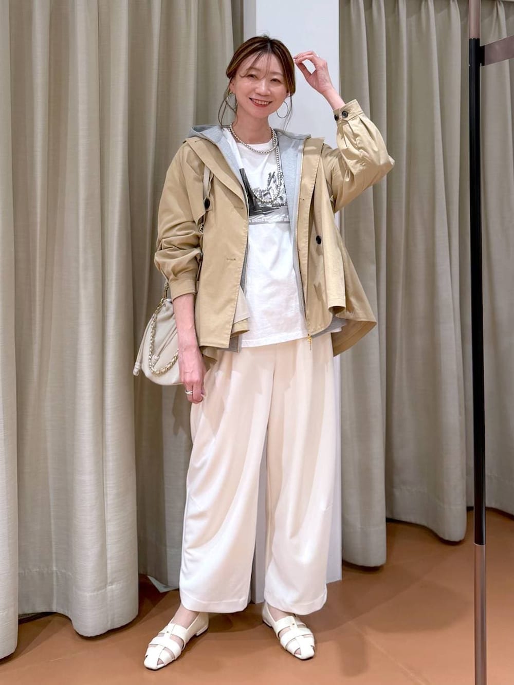 ホワイト系のハンドバッグ、グレー系のパーカー、ホワイト系のその他パンツを着用したレディースの春コーディネートの6枚目の写真