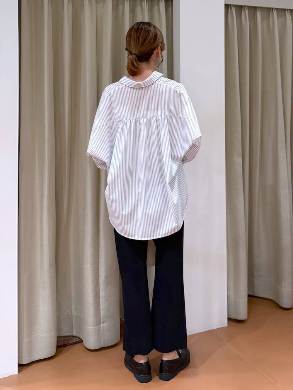 ブラック系のローファー、ホワイト系のトートバッグ、ホワイト系のシャツ/ブラウスを着用したレディースの春コーディネートの4枚目の写真