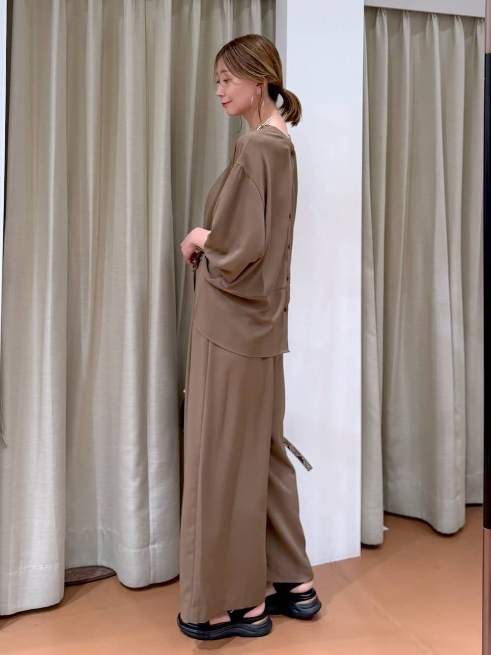 ブラック系のハンドバッグ、ブラウン系のその他パンツ、ブラウン系のシャツ/ブラウスを着用したレディースの春コーディネートの5枚目の写真