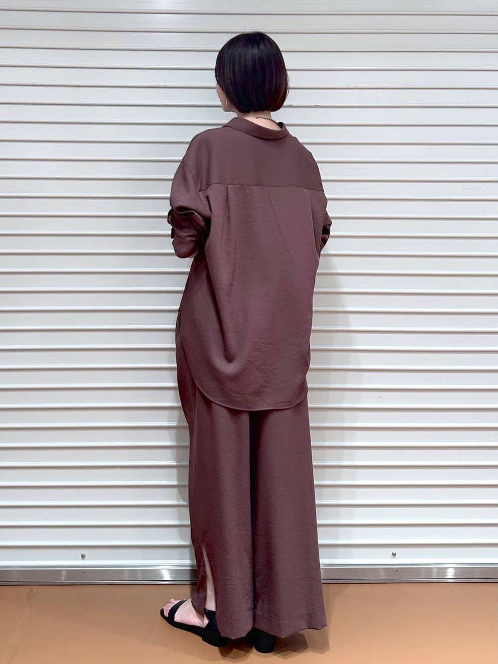 ブラウン系のシャツ/ブラウス、ブラウン系のその他パンツ、ブラック系のサンダルを着用したレディースの夏コーディネートの4枚目の写真