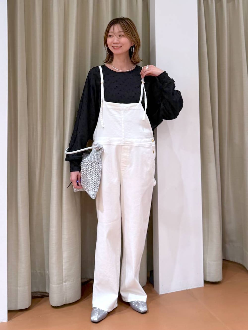 ホワイト系のサロペット/オーバーオール、シルバー系のトートバッグ、ブラック系のシャツ/ブラウスを着用したレディースの春コーディネートの2枚目の写真