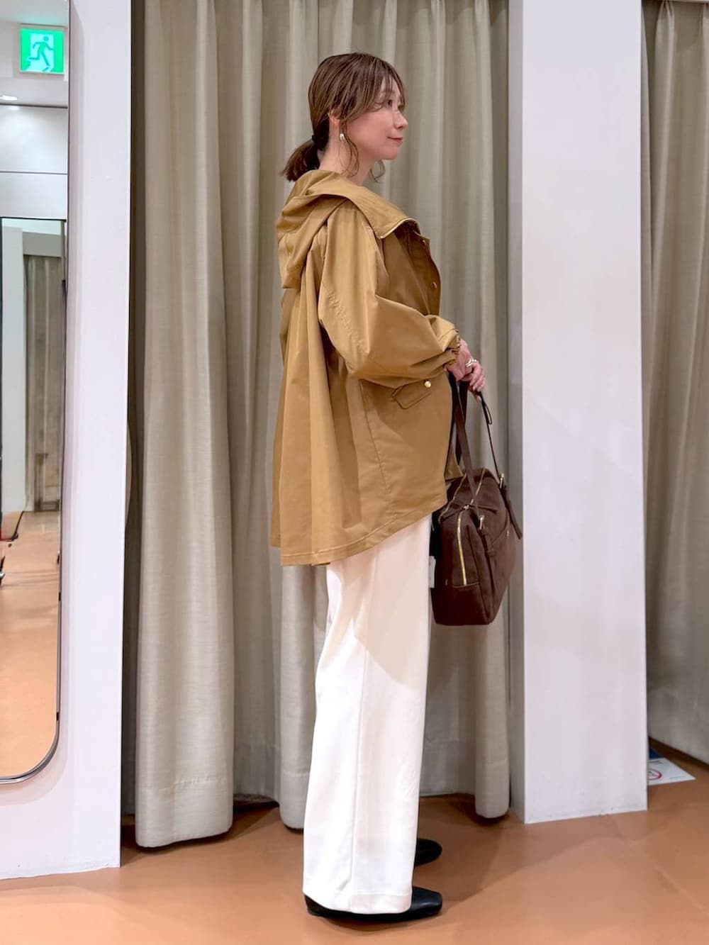 ホワイト系のニット/セーター、ホワイト系のその他パンツ、ブラック系のパンプスを着用したレディースの冬コーディネートの5枚目の写真