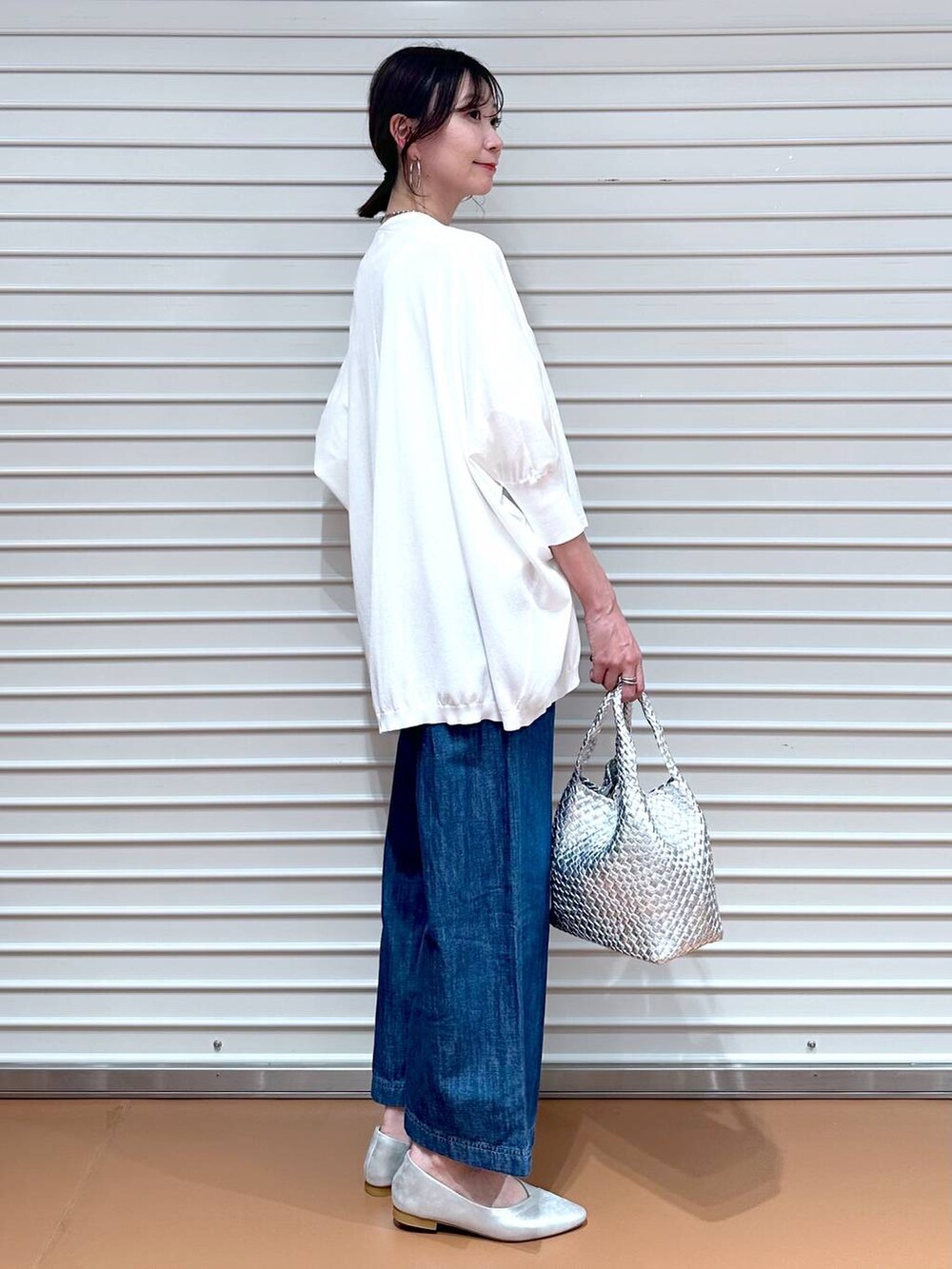 ブルー系のデニムパンツ、ブルー系のデニムパンツ、ホワイト系のカーディガン/ボレロを着用したレディースの夏コーディネートの3枚目の写真