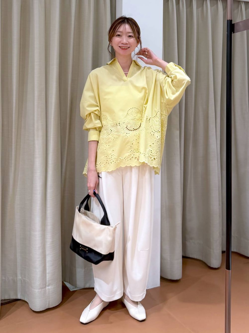ホワイト系のパンプス、ホワイト系のその他パンツ、イエロー系のシャツ/ブラウスを着用したレディースの春コーディネートの2枚目の写真