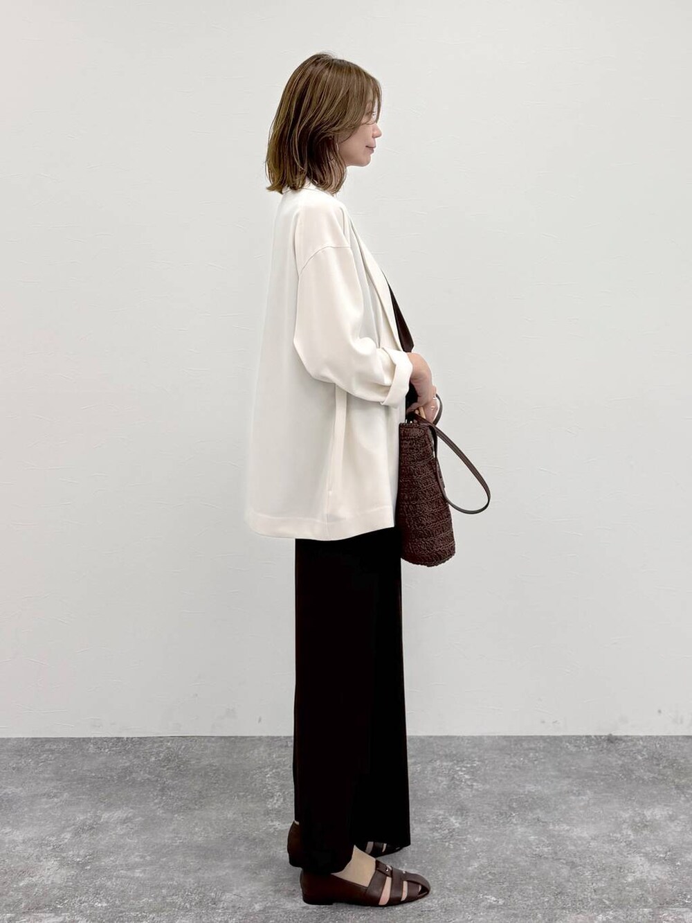 ブラウン系のパンプス、ブラウン系のその他パンツ、ホワイト系のテーラードジャケットを着用したレディースの春コーディネートの5枚目の写真