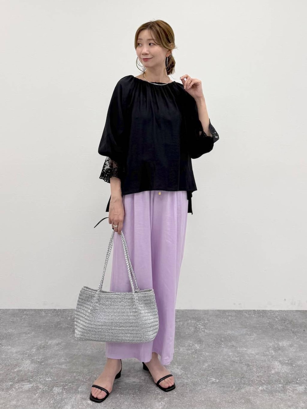 ピンク系のその他パンツ、ブラック系のシャツ/ブラウス、シルバー系のネックレスを着用したレディースの春コーディネートの6枚目の写真