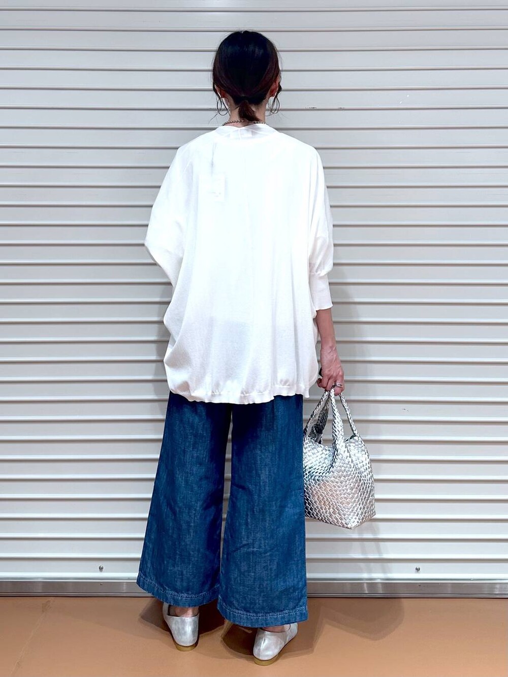 ブルー系のデニムパンツ、ブルー系のデニムパンツ、ホワイト系のカーディガン/ボレロを着用したレディースの夏コーディネートの4枚目の写真