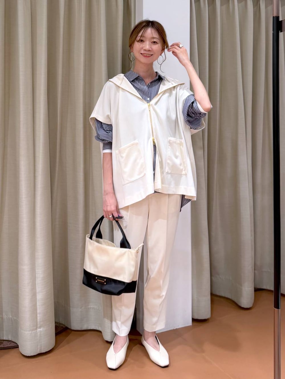 ホワイト系のその他パンツ、ホワイト系のパンプス、ブルー系のシャツ/ブラウスを着用したレディースの春コーディネートの2枚目の写真