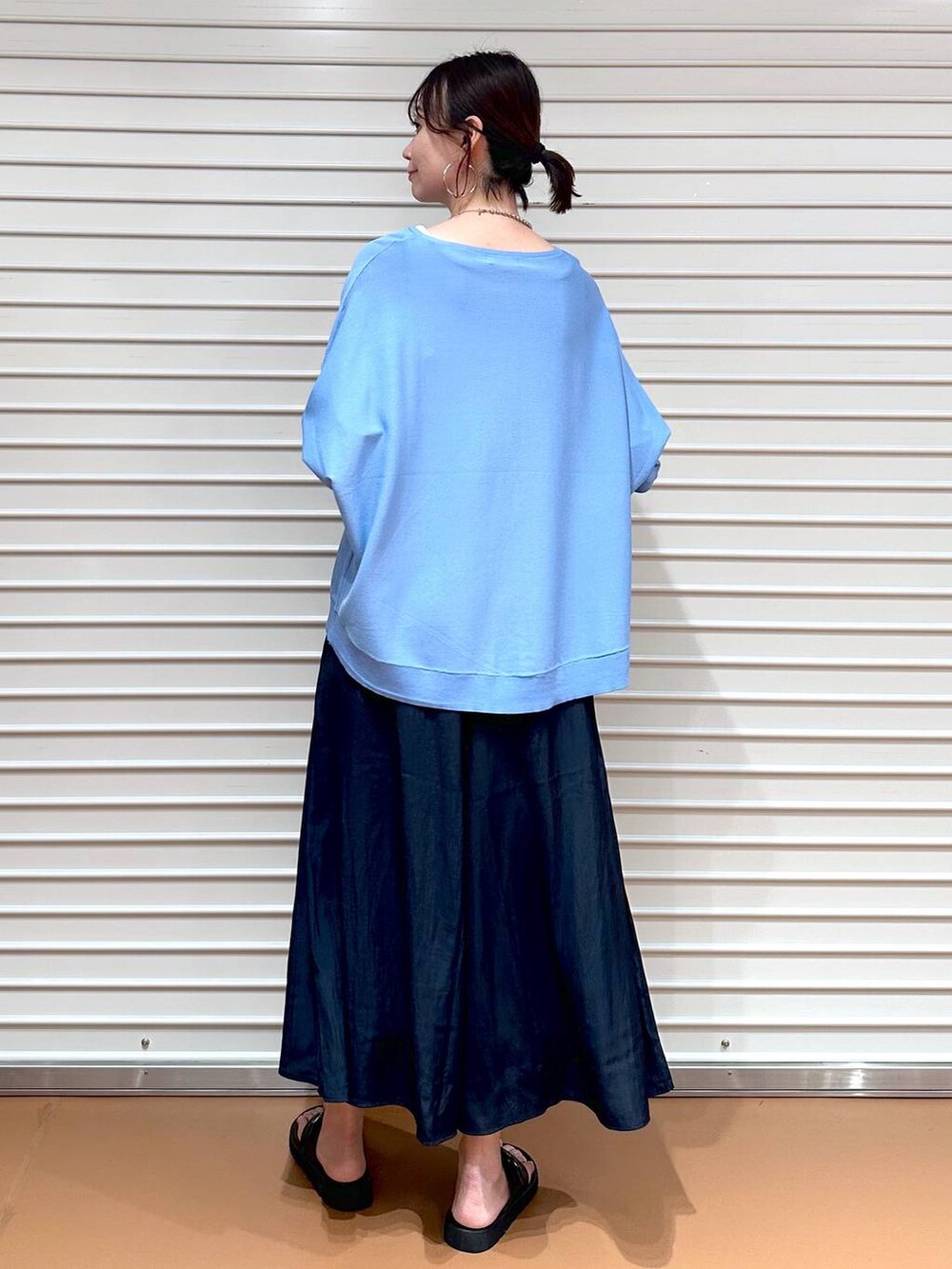 ブルー系のニット/セーター、ブラック系のバックパック/リュック、ブルー系のその他パンツを着用したレディースの夏コーディネートの7枚目の写真