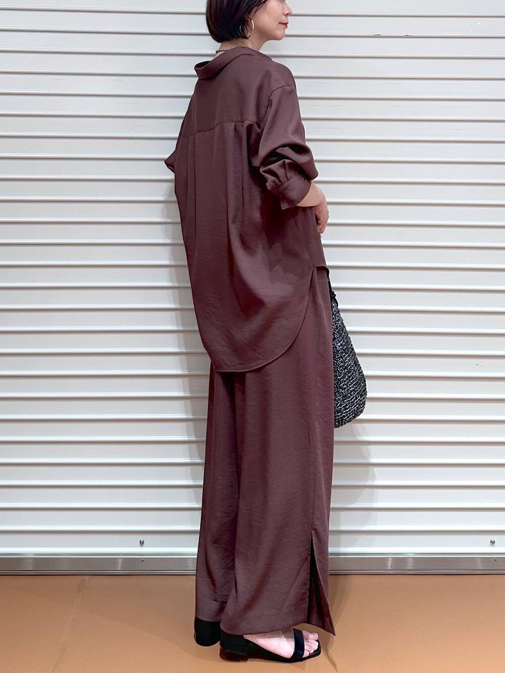 ブラウン系のシャツ/ブラウス、ブラウン系のその他パンツ、ブラック系のサンダルを着用したレディースの夏コーディネートの6枚目の写真