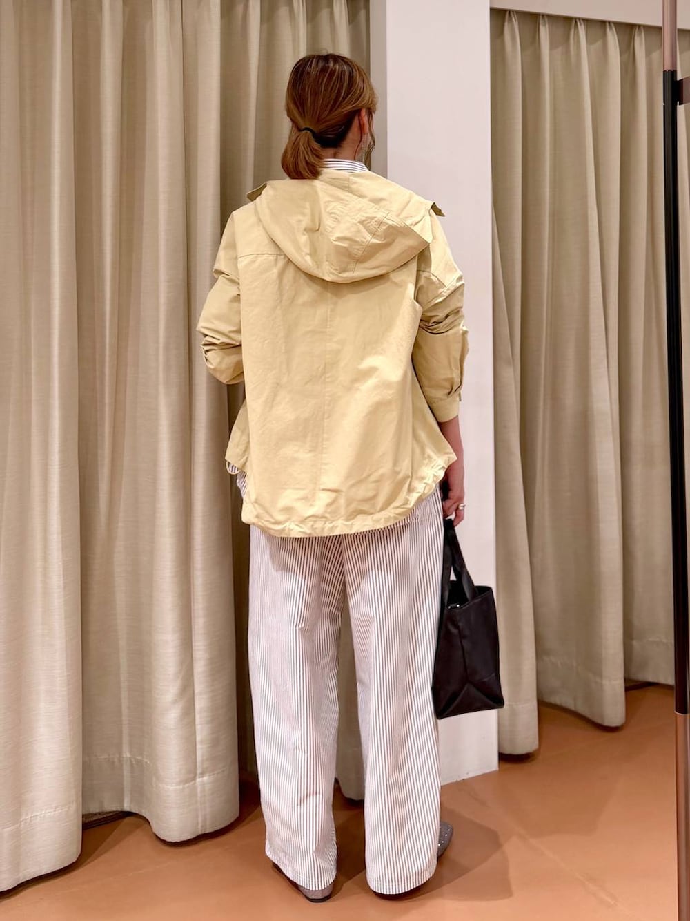 ホワイト系のTシャツ/カットソー、ブラウン系のシャツ/ブラウス、ブラウン系のその他パンツを着用したレディースの春コーディネートの4枚目の写真