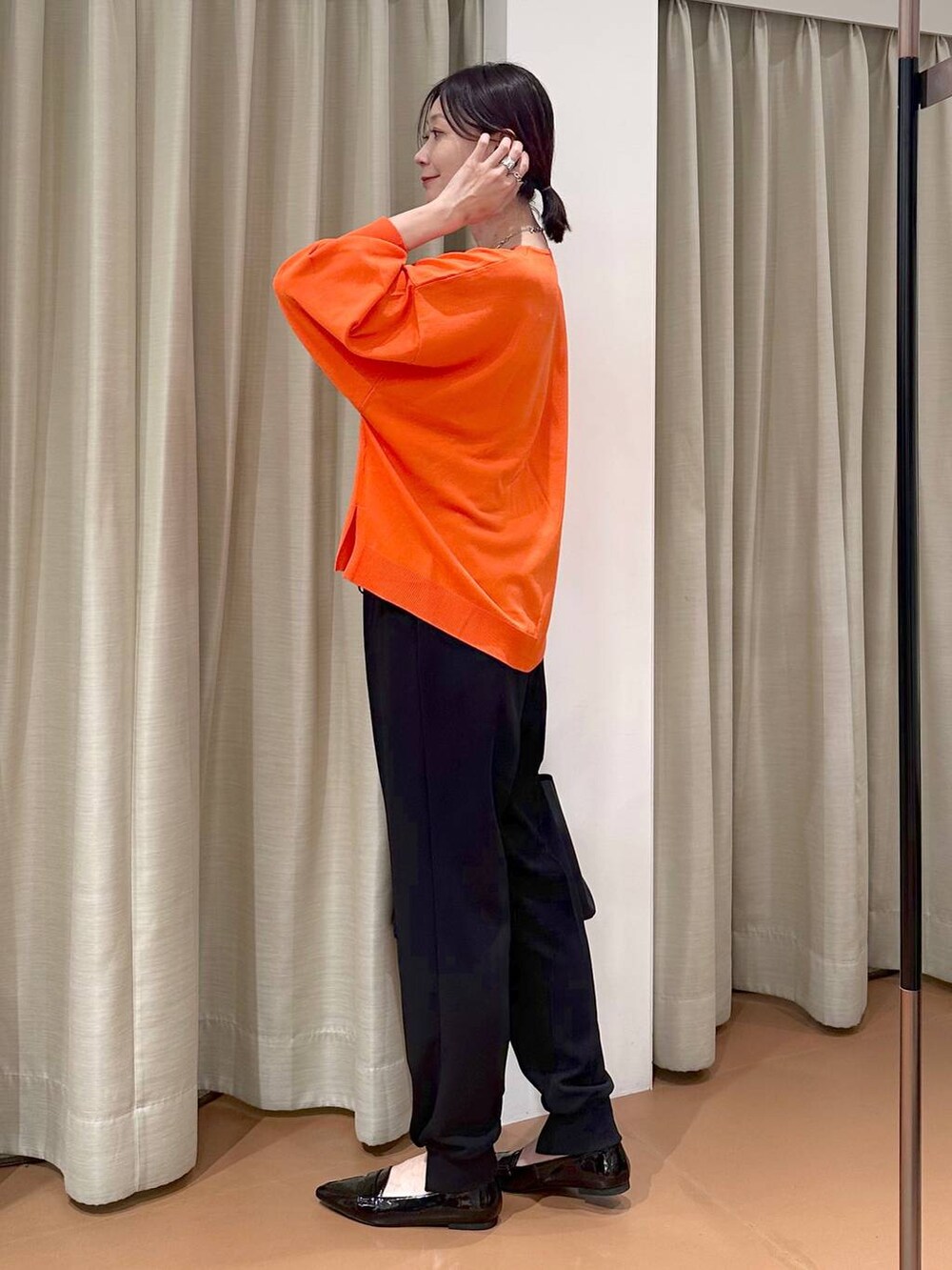 ブラック系のハンドバッグ、ブラック系のパンプス、ブラック系のその他パンツを着用したレディースの春コーディネートの5枚目の写真