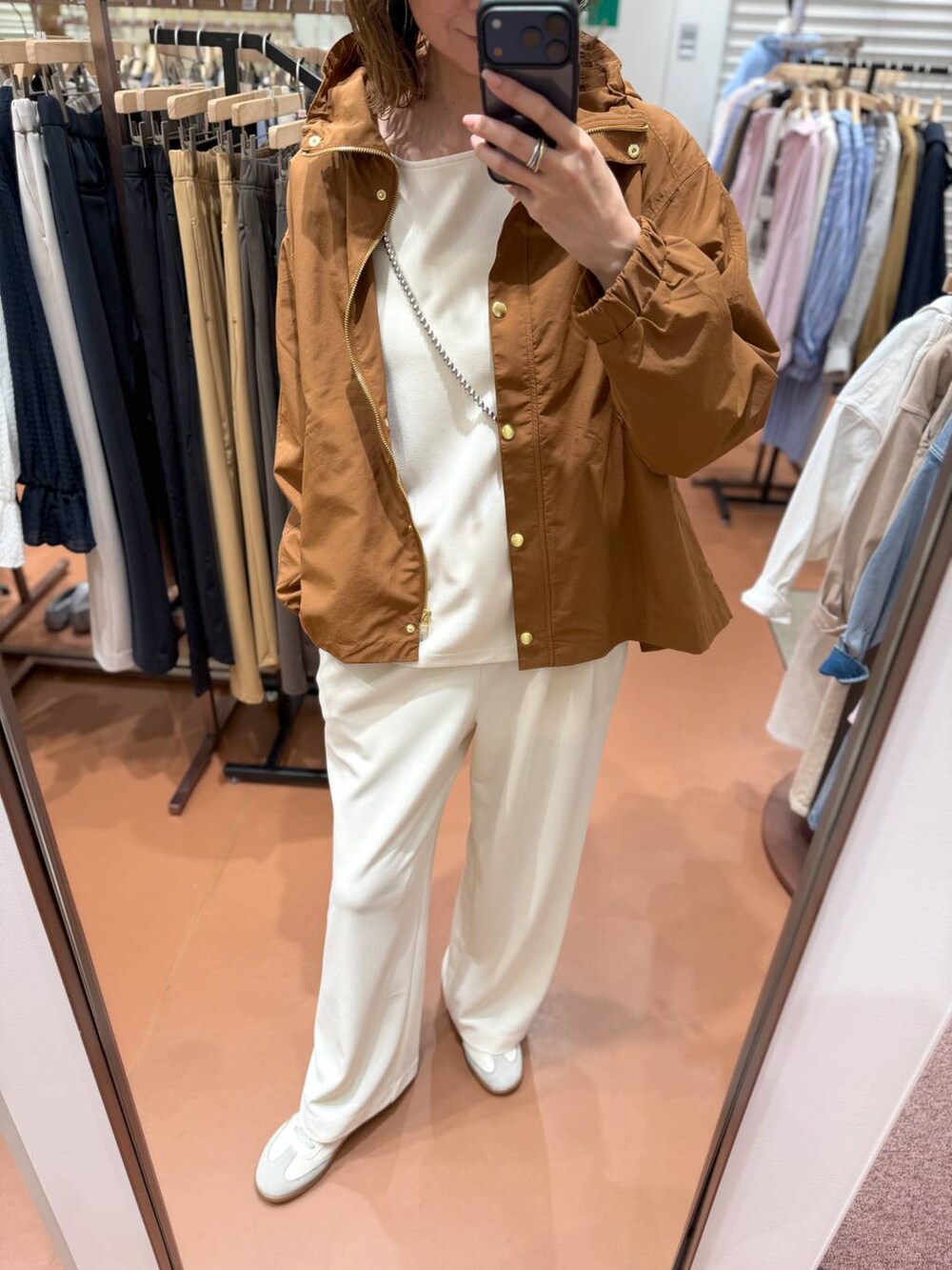 ホワイト系のその他パンツ、ホワイト系のTシャツ/カットソー、イエロー系のマウンテンパーカーを着用したレディースの春コーディネートの5枚目の写真