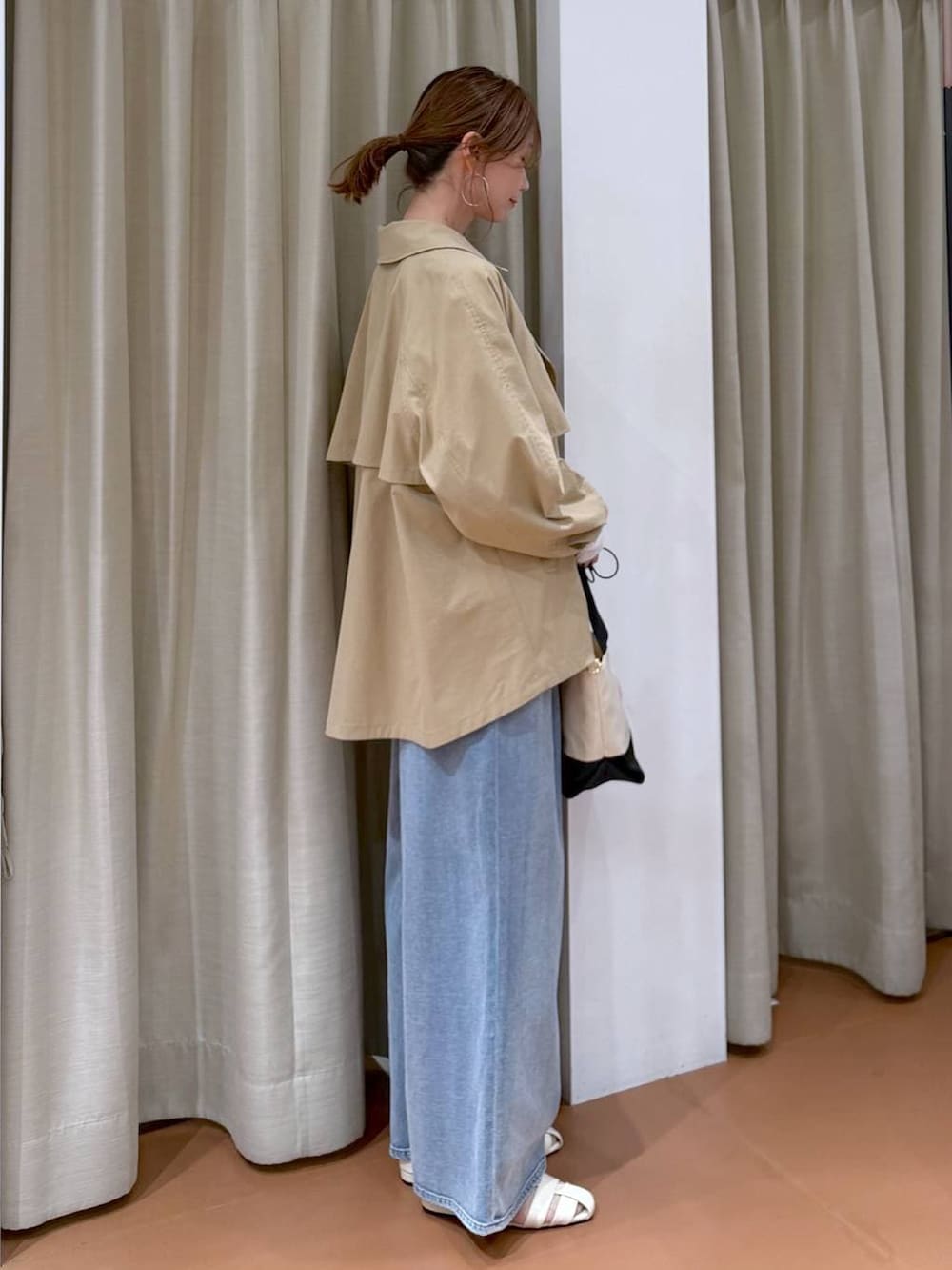 ブルー系のデニムパンツ、ホワイト系のパンプス、ホワイト系のTシャツ/カットソーを着用したレディースの春コーディネートの5枚目の写真