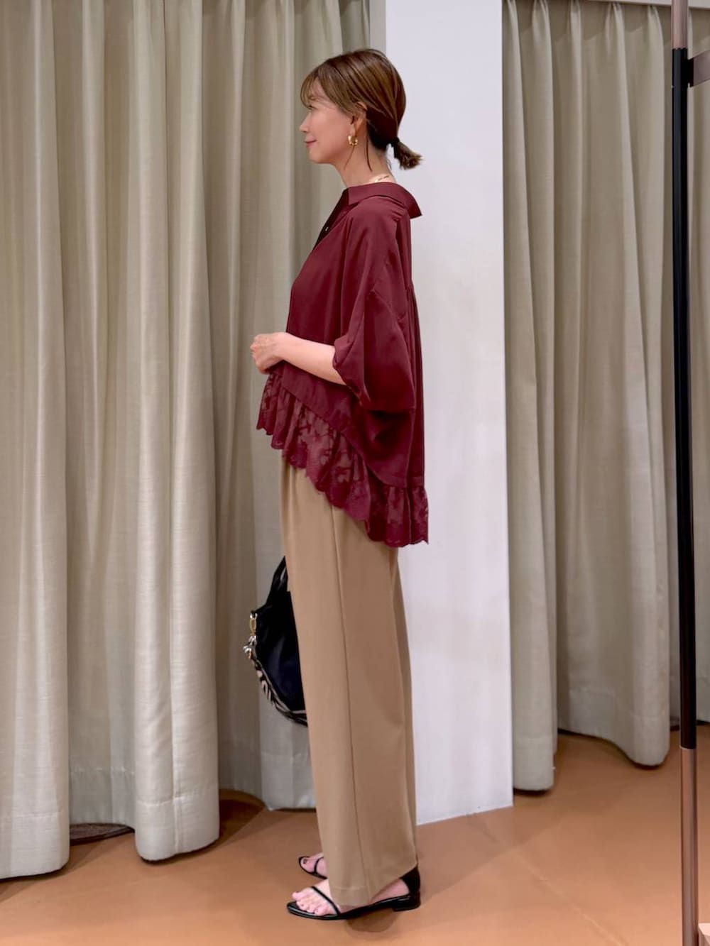 ベージュ系のその他パンツ、ブラック系のショルダーバッグ、ブラック系のサンダルを着用したレディースの秋コーディネートの3枚目の写真