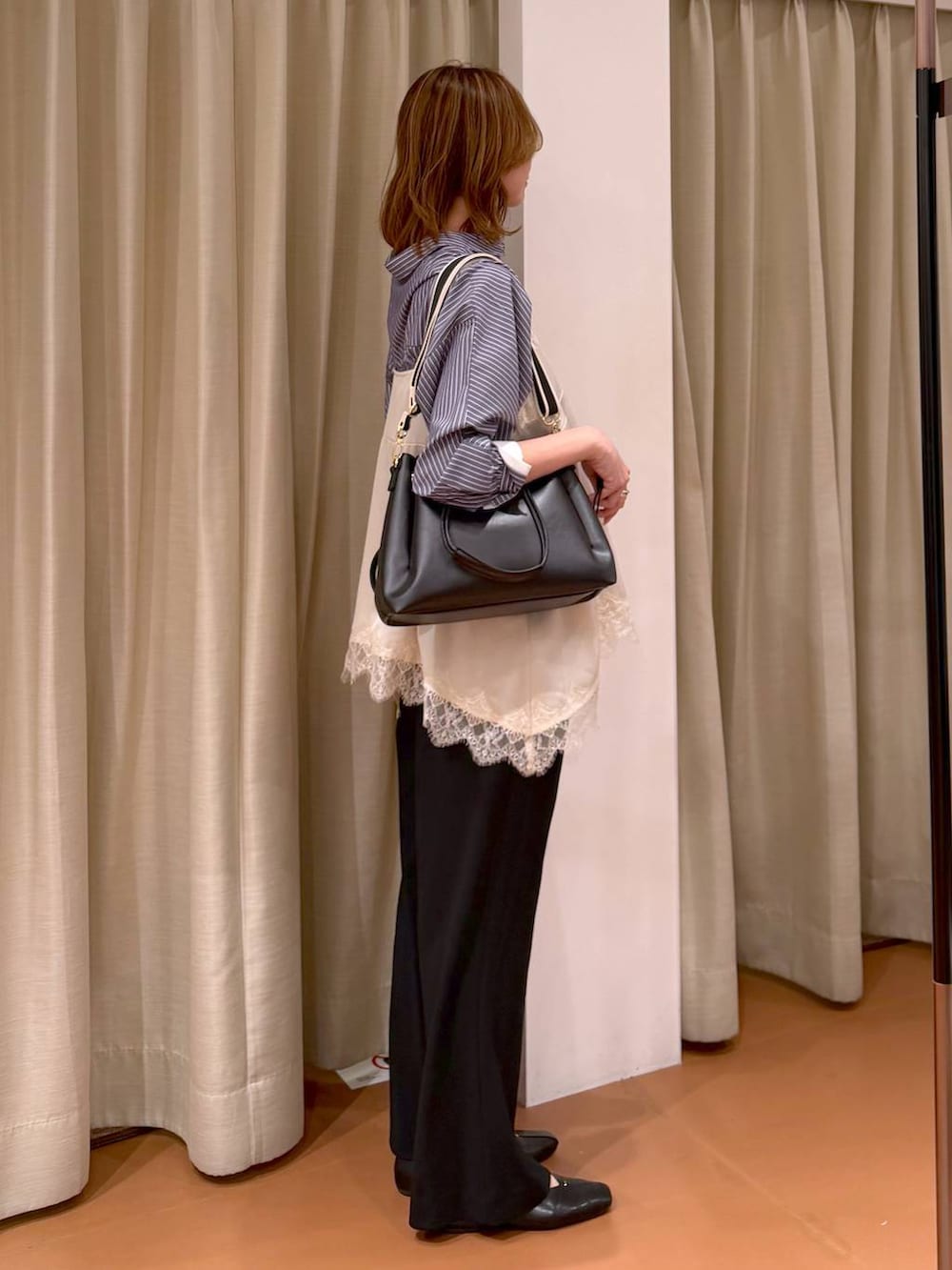 ブラック系のその他パンツ、ブラック系のパンプス、ホワイト系のキャミソールを着用したレディースの春コーディネートの5枚目の写真