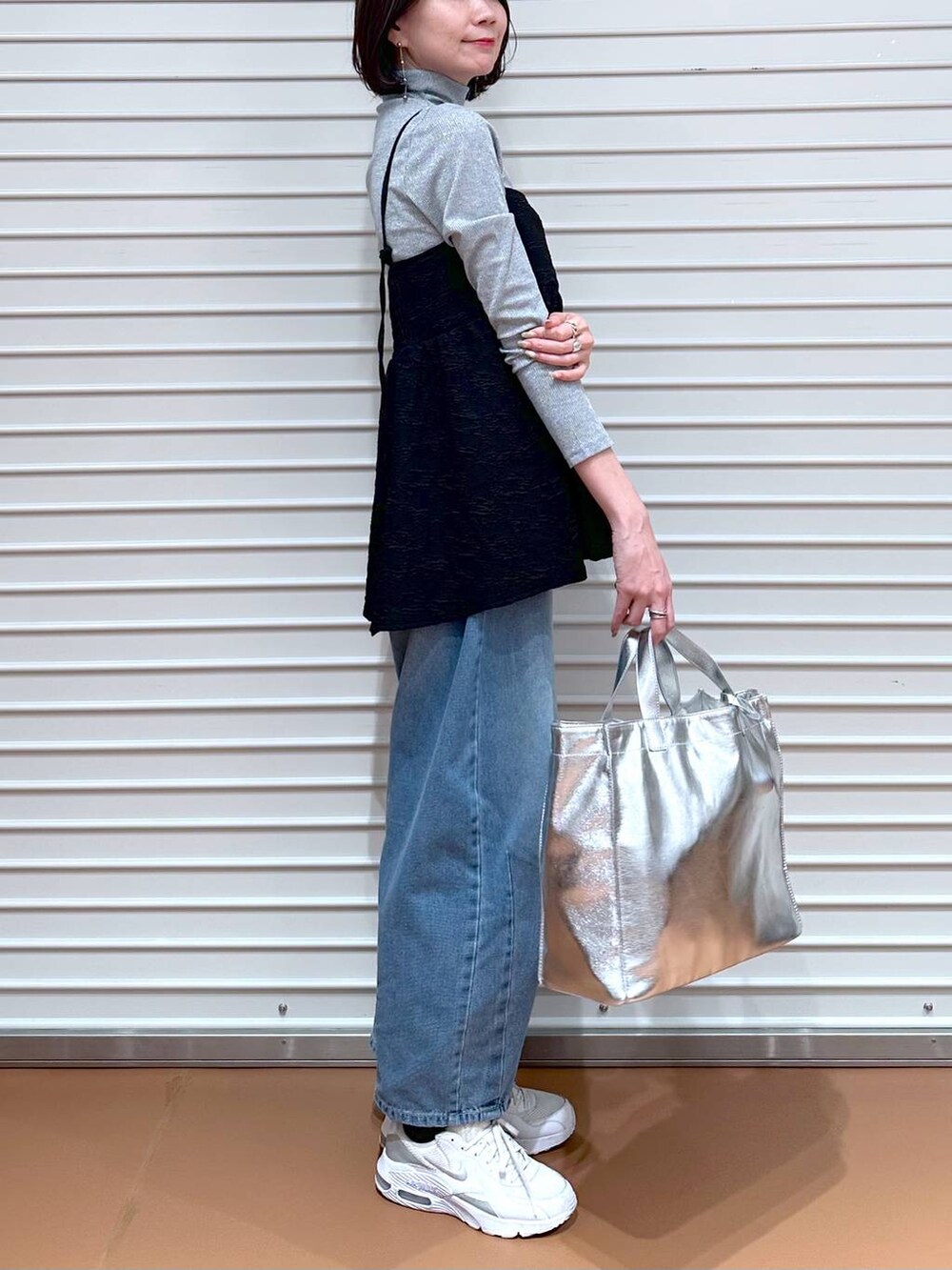 グレー系のTシャツ/カットソーを着用したレディースの春コーディネートの6枚目の写真