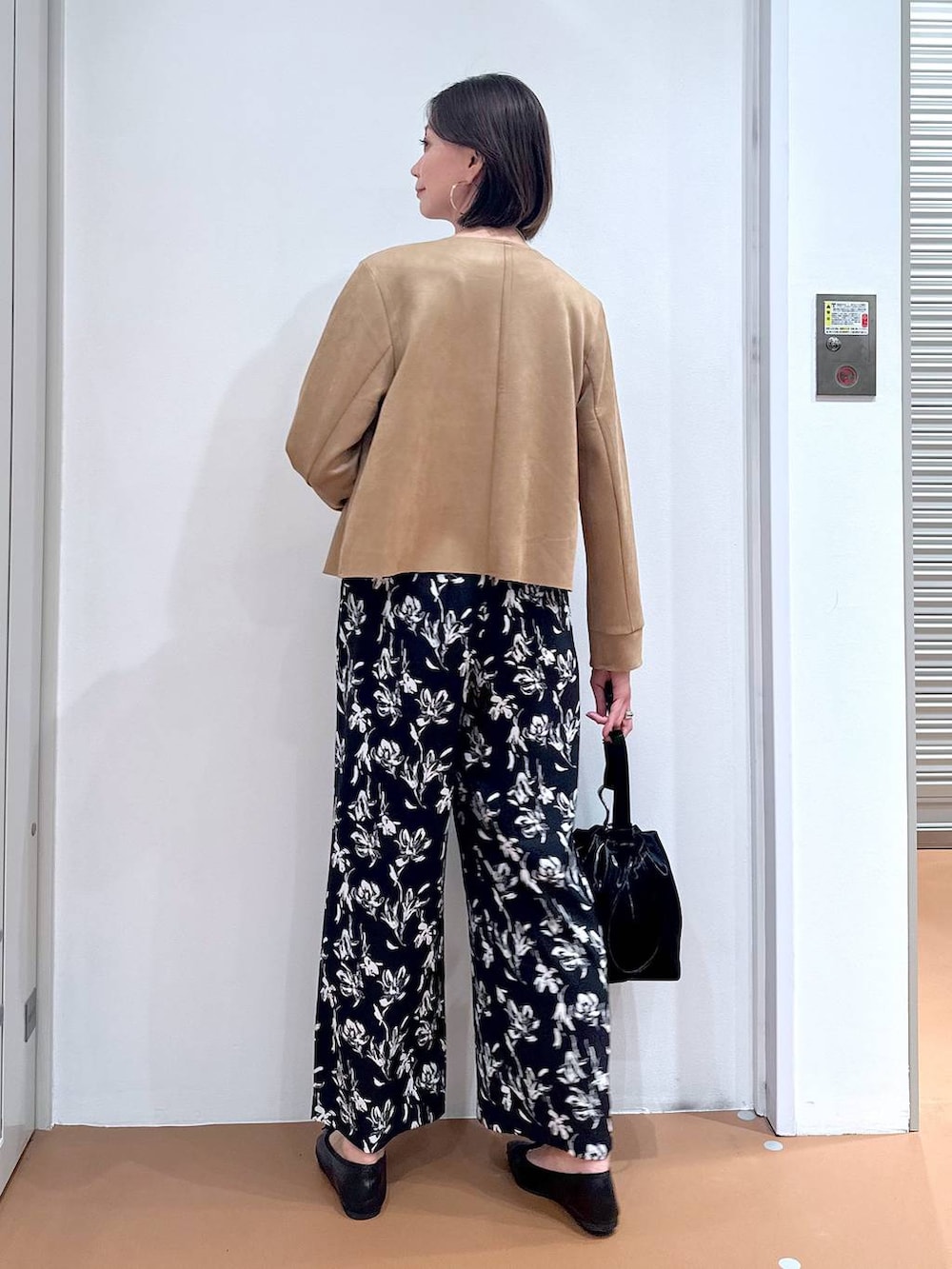 ブラック系のパンプス、ブルー系のその他パンツ、ホワイト系のTシャツ/カットソーを着用したレディースの秋コーディネートの4枚目の写真