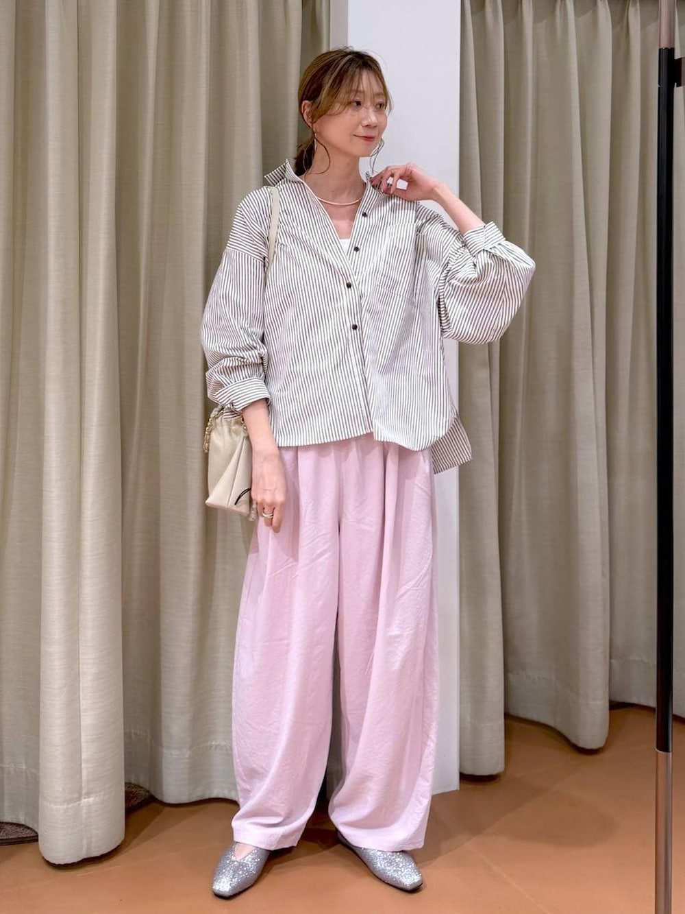 ホワイト系のハンドバッグ、ブラウン系のシャツ/ブラウス、ピンク系のその他パンツを着用したレディースの春コーディネートの2枚目の写真