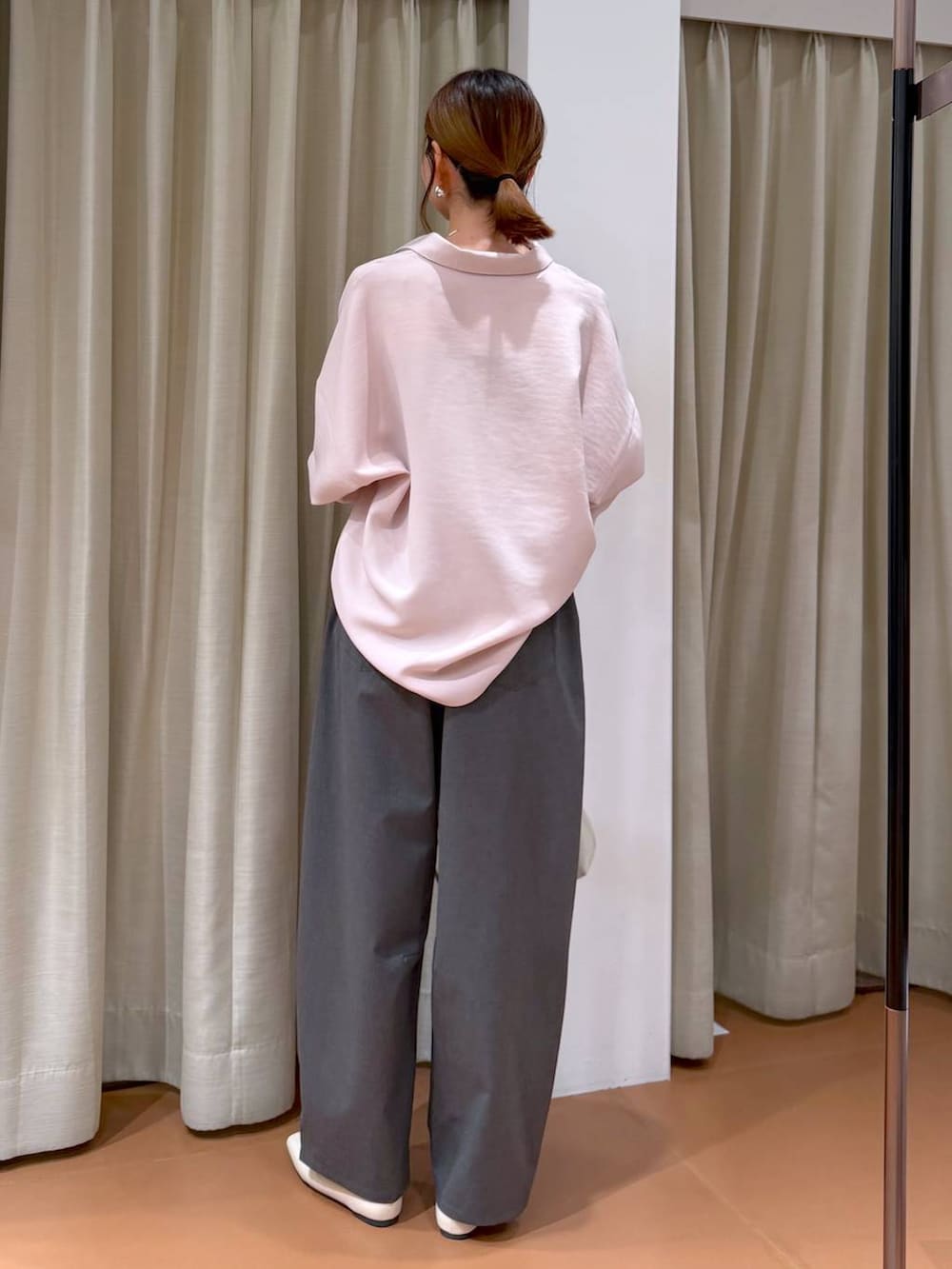 ホワイト系のハンドバッグ、ホワイト系のパンプス、グレー系のその他パンツを着用したレディースの冬コーディネートの4枚目の写真