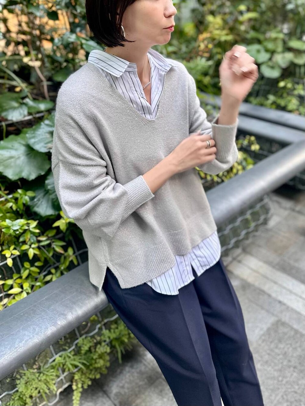 ブラック系のシャツ/ブラウス、ブルー系のその他パンツ、グレー系のニット/セーターを着用したレディースの冬コーディネートの5枚目の写真