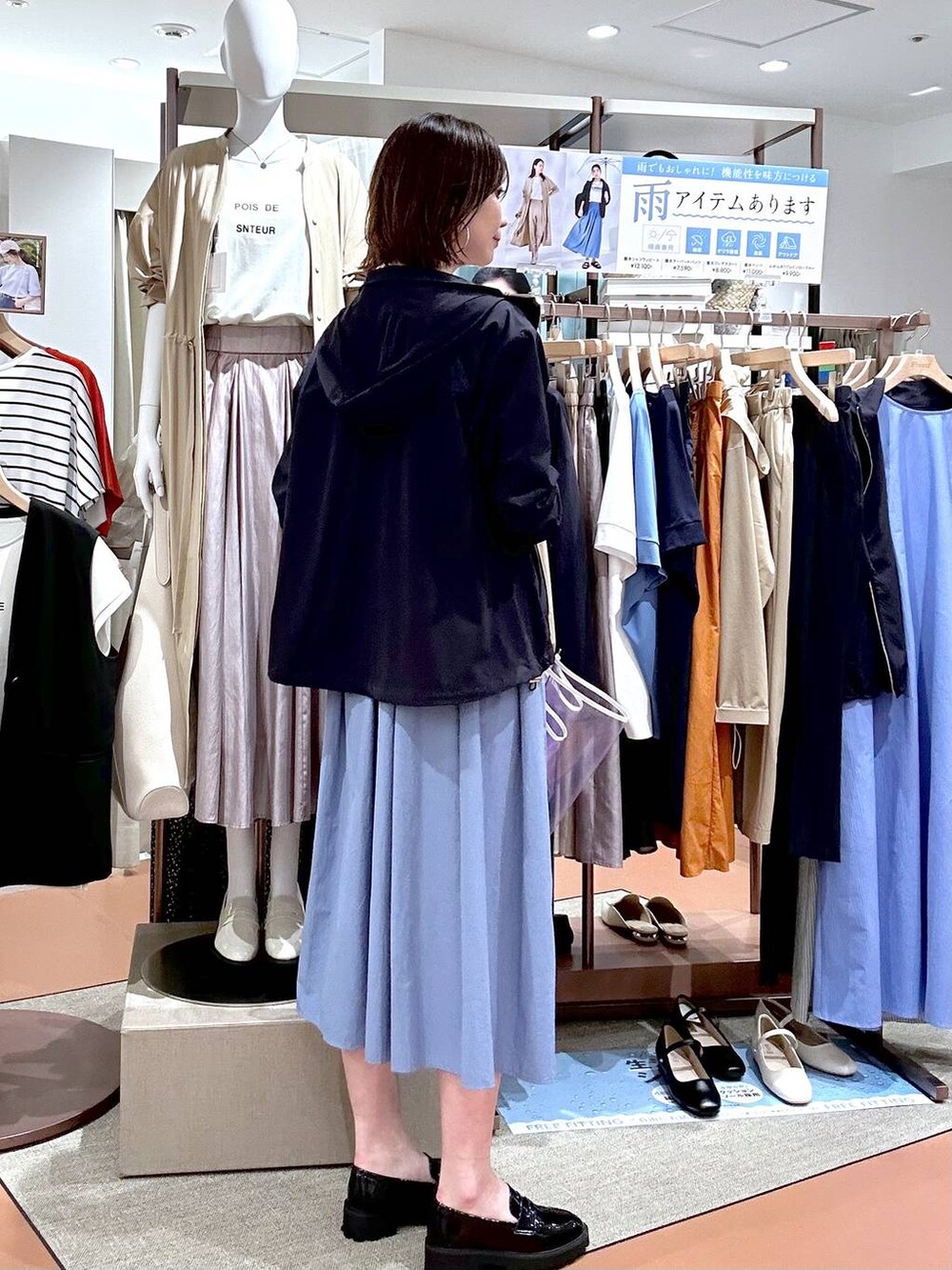 ホワイト系のTシャツ/カットソー、ブルー系のマウンテンパーカー、シルバー系のネックレスを着用したレディースの夏コーディネートの5枚目の写真