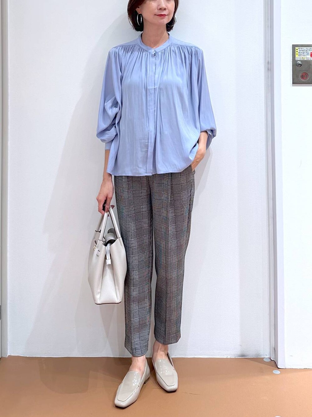 ブラック系のその他パンツ、グレー系のハンドバッグ、ブラウン系のパンプスを着用したレディースの秋コーディネートの5枚目の写真