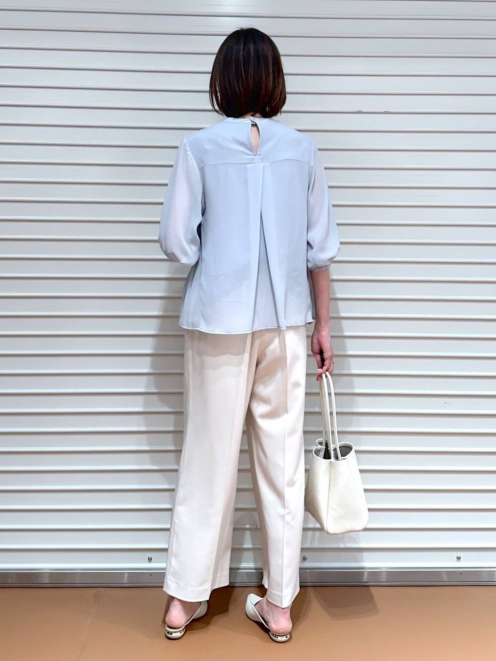 ホワイト系のその他パンツ、ブルー系のシャツ/ブラウスを着用したレディースの春コーディネートの4枚目の写真