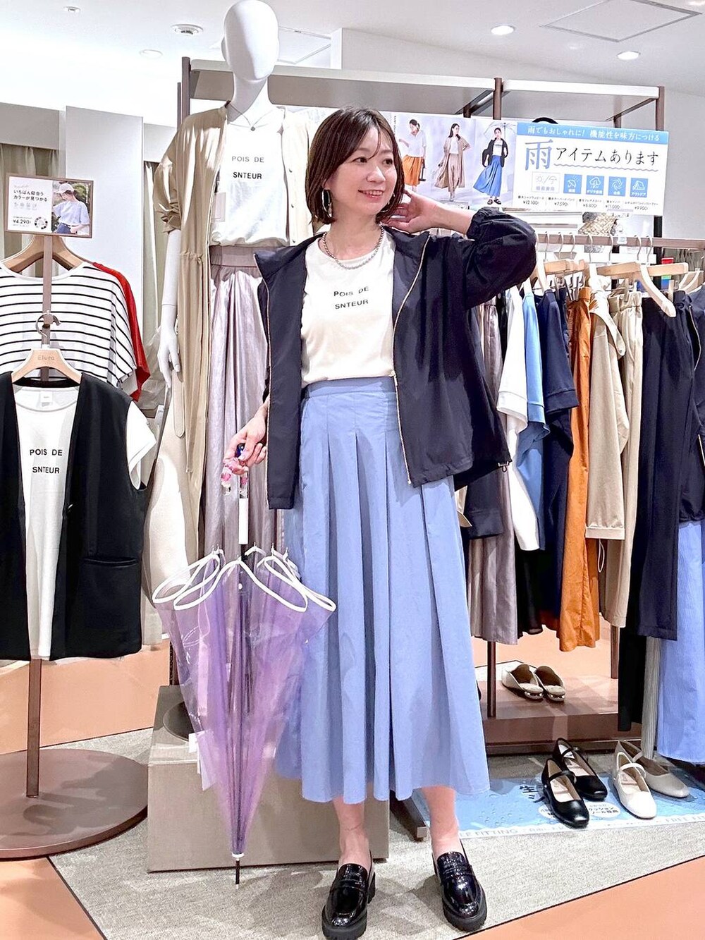 ホワイト系のTシャツ/カットソー、ブルー系のマウンテンパーカー、シルバー系のネックレスを着用したレディースの夏コーディネートの2枚目の写真