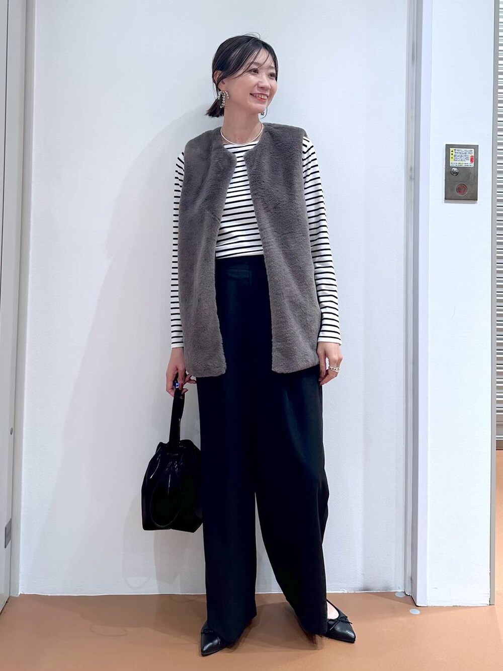 ブラック系のニット/セーター、ブラック系のパンプス、ブラック系のその他パンツを着用したレディースの秋コーディネートの2枚目の写真