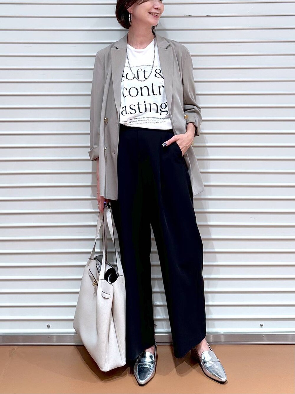 ブラック系のその他パンツ、ホワイト系のTシャツ/カットソー、グレー系のトートバッグを着用したレディースの夏コーディネートの5枚目の写真