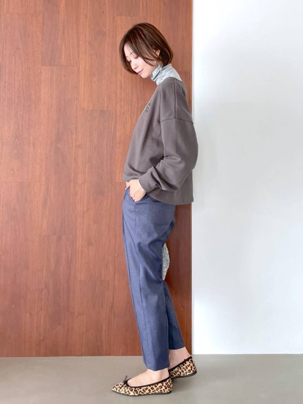 ブラウン系のパンプス、ブルー系のデニムパンツ、シルバー系のネックレスを着用したレディースの夏コーディネートの3枚目の写真