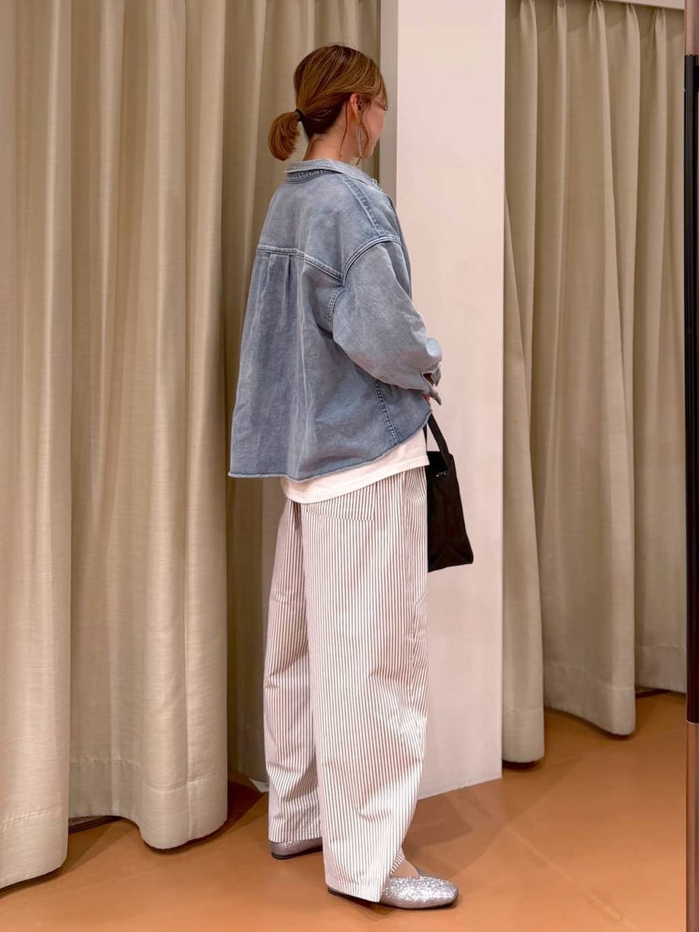 ホワイト系のTシャツ/カットソー、ブルー系のシャツ/ブラウス、ブラウン系のその他パンツを着用したレディースの春コーディネートの5枚目の写真