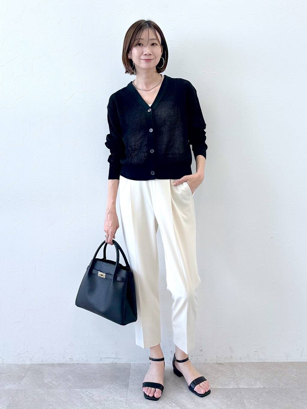 ホワイト系のその他パンツ、ホワイト系のその他パンツ、ブラック系のサンダルを着用したレディースの夏コーディネートの2枚目の写真